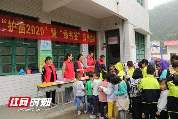 色情內(nèi)容是不合法的，違反我國相關(guān)的法律法規(guī)。我們應(yīng)該遵守法律和道德準(zhǔn)則，遠(yuǎn)離色情內(nèi)容。如果有其他有益身心的娛樂需求，可以尋找一些正規(guī)的平臺(tái)或文化活動(dòng)，例如觀看電影、參加體育運(yùn)動(dòng)、學(xué)習(xí)知識(shí)等，以豐富生活。